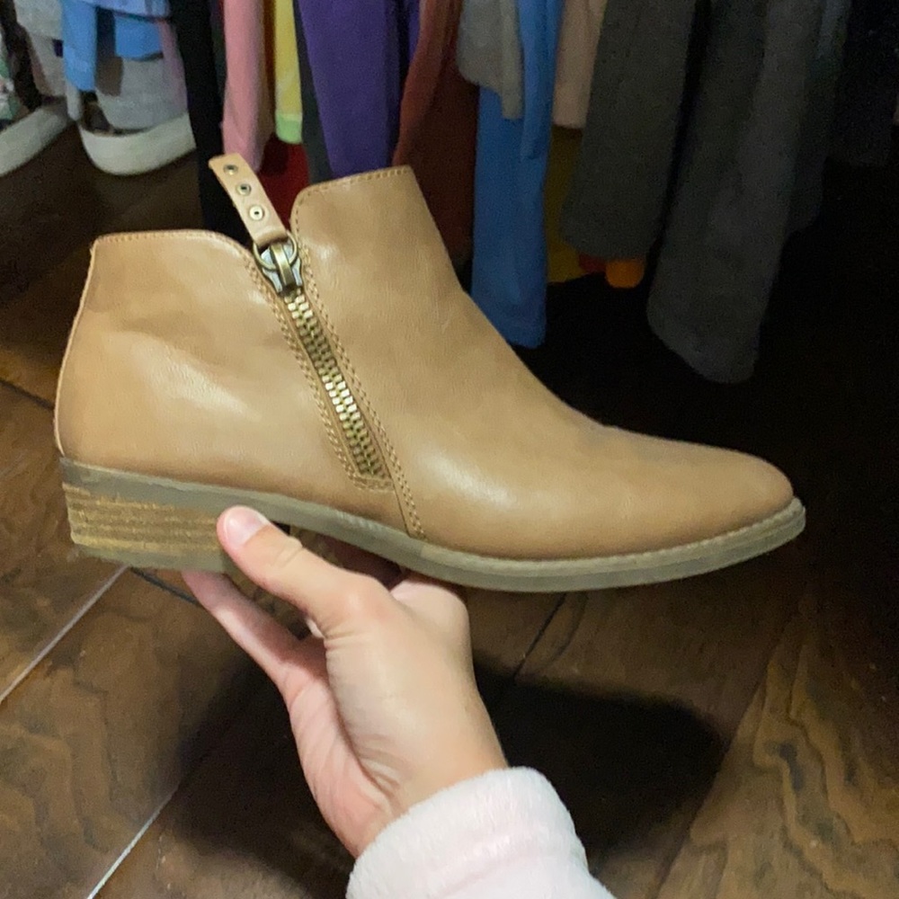 Women’s fall ankle booties
